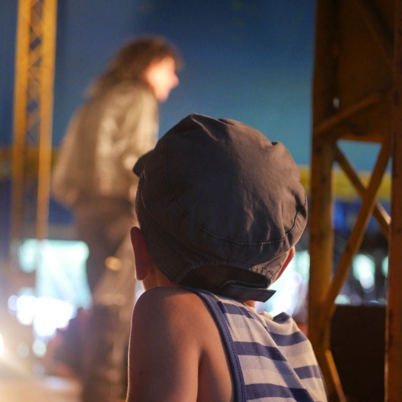 Enfant devant un spectacle - Jeudis en scène ! - 2025