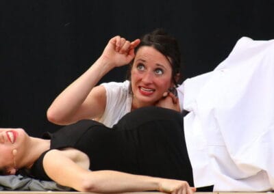 Petites lecons sur l economie mondialisee et ses travers avec argent pudeurs et decadences de la compagnie aiaa un spectacle grincant et extr